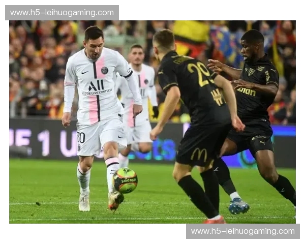 朗斯门将里瑟完成本赛季第五场零封 防守组织展现极高纪律性 朗斯门将里瑟完成本赛季第五场零封 防守组织展现极高纪律性